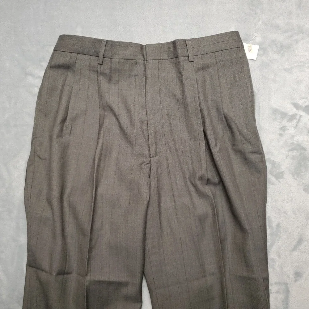 VTG Haggar Pants Mens 34x30 Gray Gentleman Fit Pleated Dress Retro Made In USA